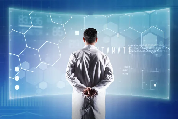 Médico serio de pie frente a una pantalla transparente y pensando — Foto de Stock