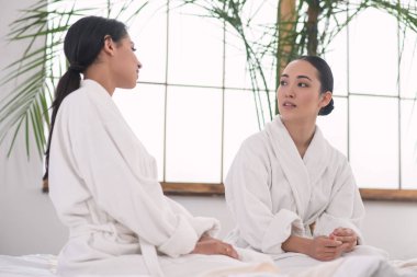 Mutlu genç kadınlar güzellik yordamlar yapıyor