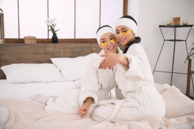 Spa eğlenmek çok mutlu çekici kadınlar
