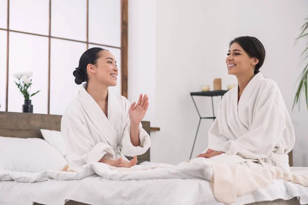 Positive Freunde im Gespräch — Stockfoto