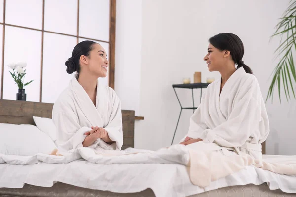 Schöne entzückte Schwestern besuchen Wellness-Salon — Stockfoto