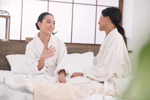 Alegre feliz hermanas teniendo una conversación — Foto de Stock