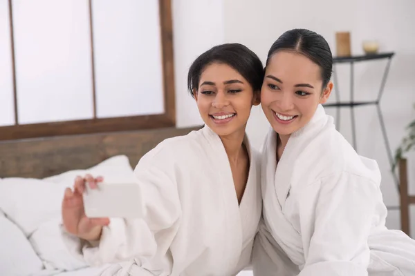 Encantadas mujeres jóvenes tomando fotos — Foto de Stock