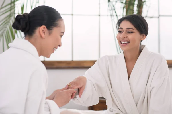 Mujer atractiva feliz mostrando su anillo de compromiso — Foto de Stock