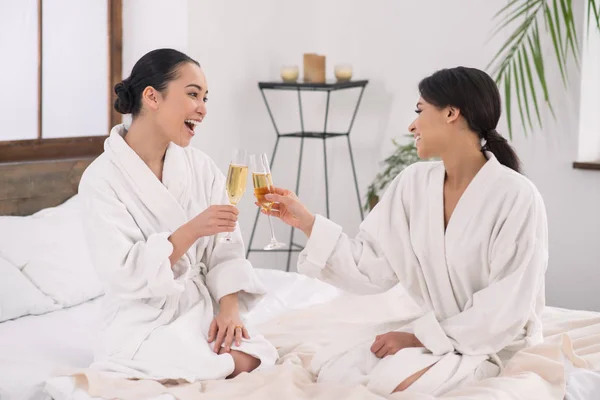 Encantada pareja feliz teniendo una celebración — Foto de Stock