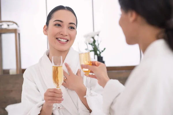 Agradables mujeres encantadas beber champán — Foto de Stock