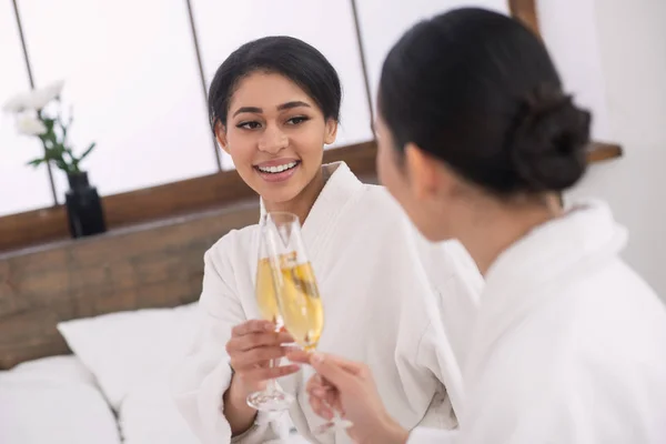 Bonitas mujeres atractivas disfrutando del champán — Foto de Stock