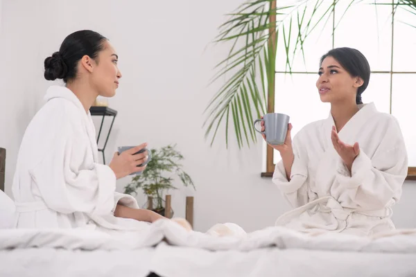 Nette angenehme Schwestern genießen ihren Tee — Stockfoto
