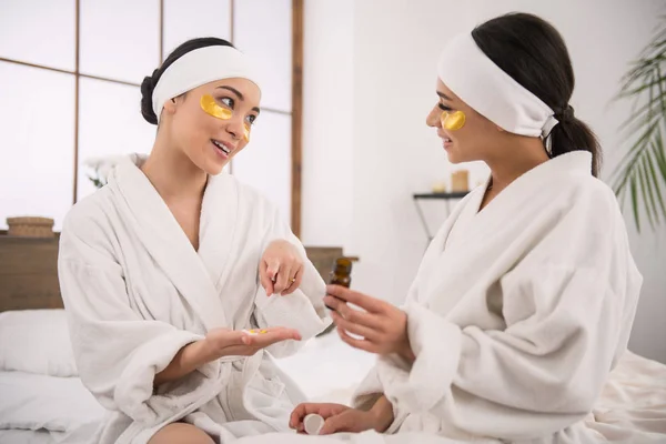 Mujer atractiva positiva apuntando a las píldoras — Foto de Stock