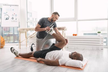 Hasta ile çalışma dışarı akıllı güçlü eğitmen