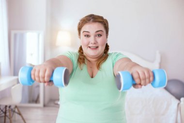 neşeli genç bir kadın yapıyor