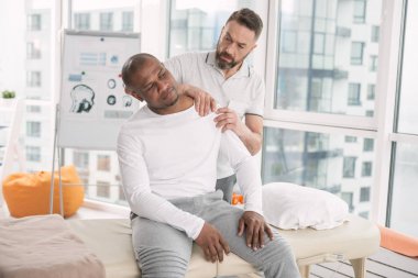 Hastalar omzunun dokunmadan akıllı güzel adam