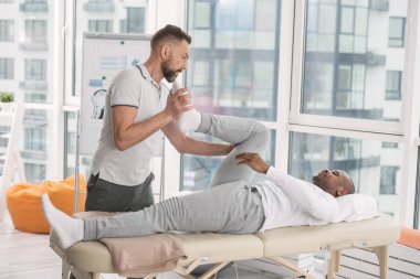 Rehabilitasyon merkezinde çalışan ciddi akıllı doktor