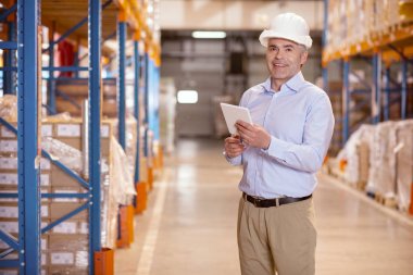 Emanet muayene yapan neşeli pozitif erkek