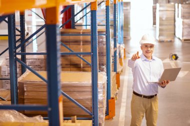 Neşeli iyi işadamı parmağıyla işaret