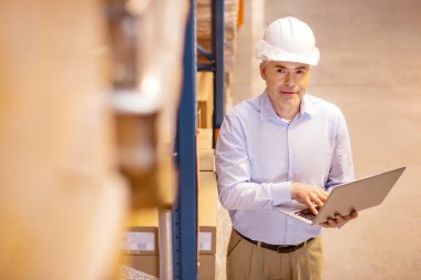 Bir ambar olması olumlu neşeli adam