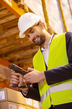 Neşeli pozitif man tarama aygıtı arıyorum