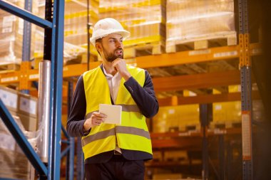 Düşünceli yakışıklı düşünme