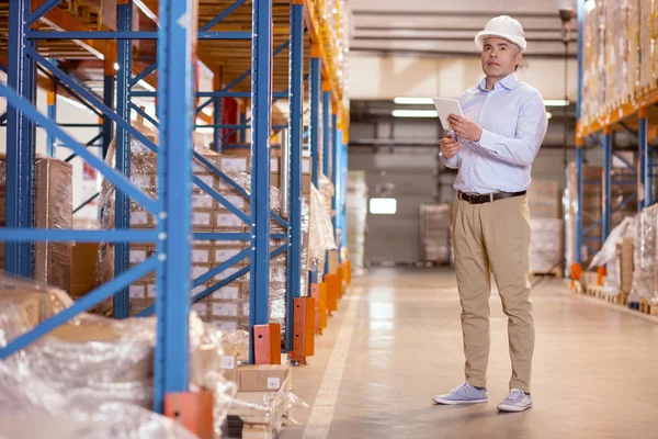 Hombre experto profesional usando una tableta — Foto de Stock