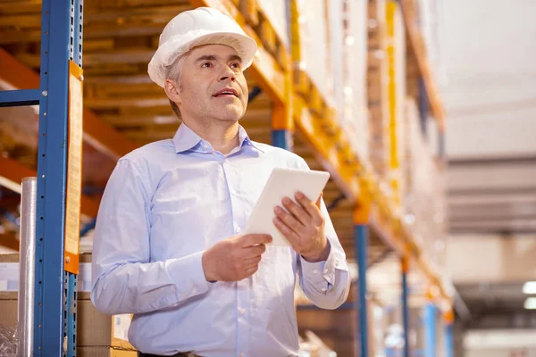 Agradable hombre inteligente con un casco — Foto de Stock