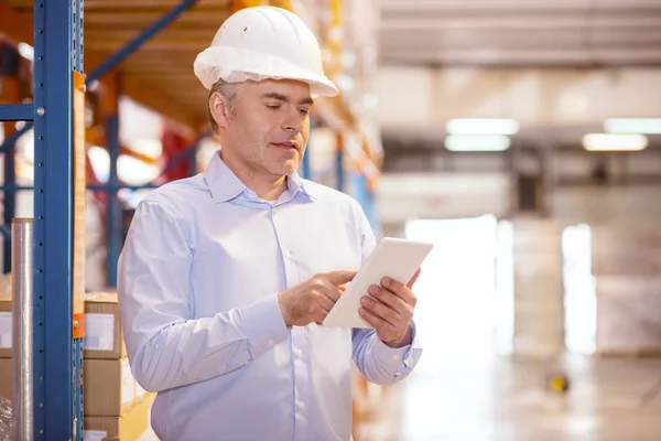 Empresário legal inteligente usando um tablet — Fotografia de Stock