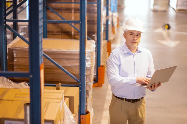 Inteligente hombre de negocios guapo usando una computadora portátil — Foto de Stock