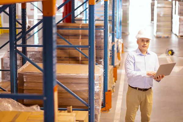 Professionele slimme zakenman die zich bezighouden met verkoop — Stockfoto