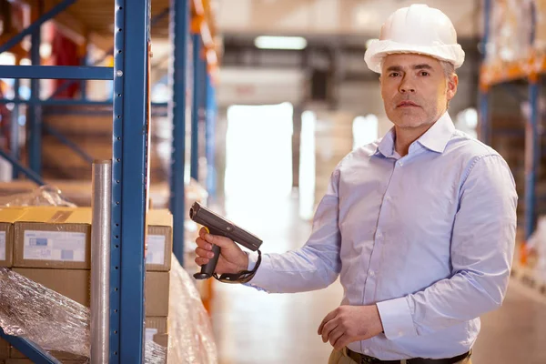 Grave uomo professionale che ti guarda — Foto Stock