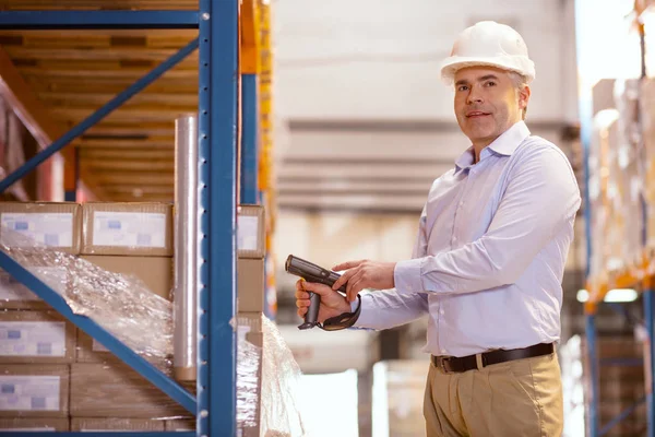 Vrolijke aardige man scannen van de vakken — Stockfoto