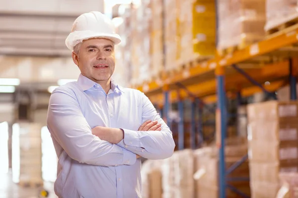 Empresario encantado positivo con un casco — Foto de Stock