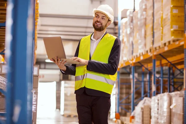 Hombre encantado positivo mirando las cajas — Foto de Stock