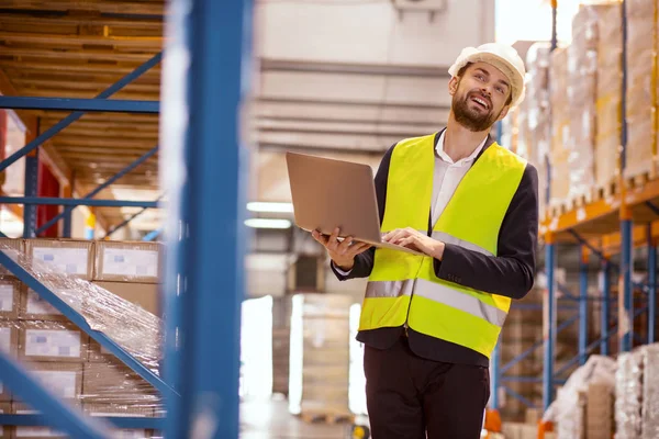 Homem positivo inteligente observando o processo de trabalho — Fotografia de Stock