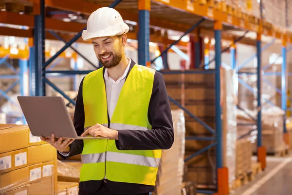 Gerente de entrega profissional estar no trabalho — Fotografia de Stock