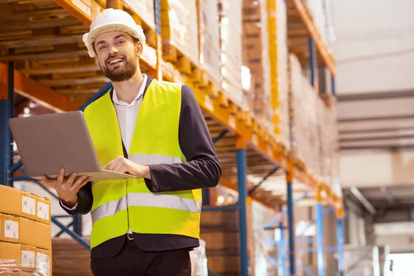 Gerente de logística inteligente sonriendo — Foto de Stock