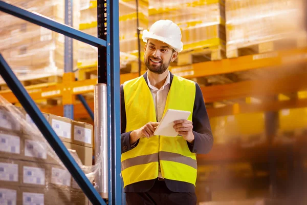 Repartidor positivo buscando la caja — Foto de Stock