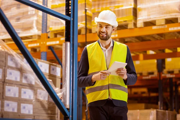 Homem alegre inteligente vestindo uniforme — Fotografia de Stock