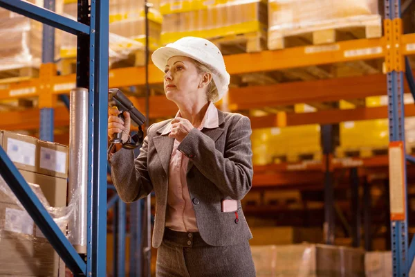 Ernstige aangename vrouw dragen van een helm — Stockfoto