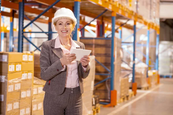 Positivo agradable mujer de negocios sonriendo — Foto de Stock