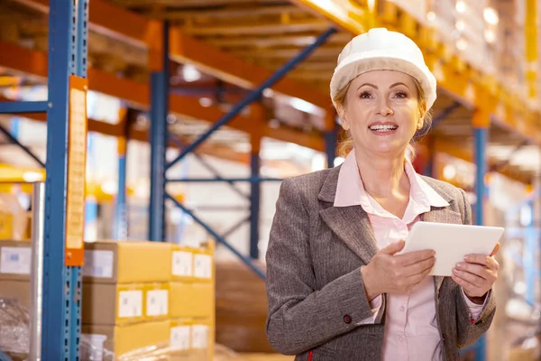 Alegre mujer encantada sonriendo — Foto de Stock