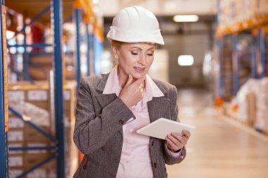 Güzel hoş kadın onun tablet vasıl arıyor