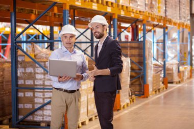 Menajeri ile sohbet memnun akıllı iş adamı