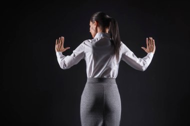 Büyük bilgisayar önünde duran güzel genç kadın