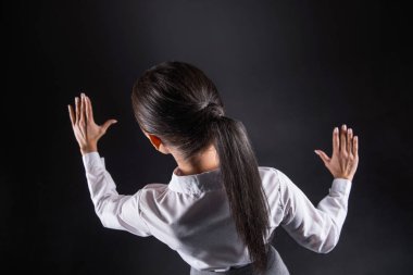 Güzel başarılı işkadını yeni teknolojileri sınama