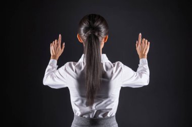 Sanal ekran duran hoş ciddi kadın