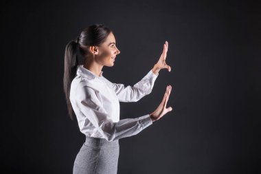 Neşeli akıllı işkadını duyusal teknolojisini kullanarak