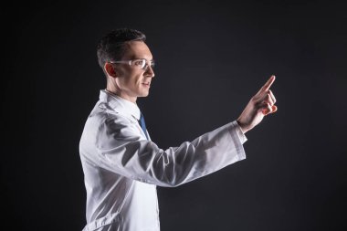 Koruyucu gözlük takan akıllı güzel adam