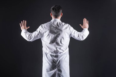 Ellerine bir dijital monitör basarak akıllı güzel bilim adamı