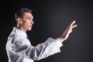 Hoş güzel bilim adamı elinde arıyorsunuz