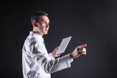 Parmağıyla işaret akıllı akıllı bilim adamı