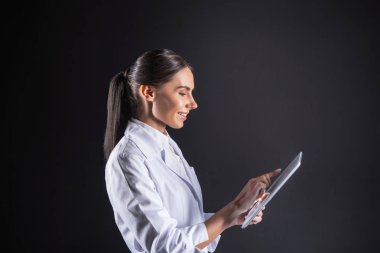 Bir dijital cihaz kullanarak güzel memnun bilim adamı